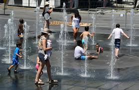 People suffer from heat wave in Canada.