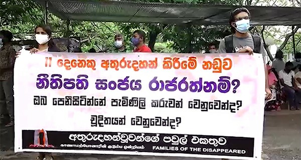 Protests against the Attorney General in front of the court!
