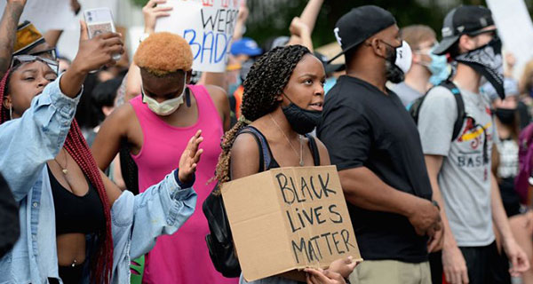 ෆ්ලොයිඩ්ගේ ඝාතනයට එරෙහිව ලොව පුරා උද්ඝෝෂණ තවදුරටත් උත්සන්න වෙයි!