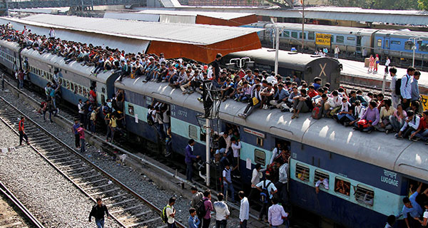 ඉන්දියාව සියලු දුම්රිය ධාවනයන් නවතයි.