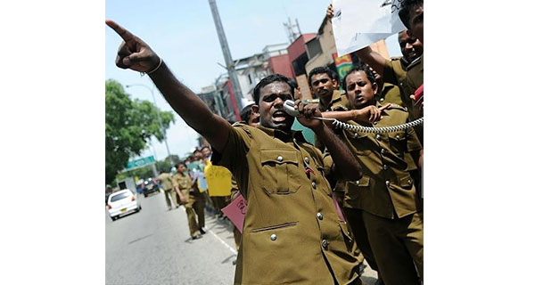 කොරෝනා වසංගත පාලනයට අදාළ කටයුතුවලින් මහජන සෞඛ්‍ය පරීක්ෂකවරුන් ඉවත්වේ  