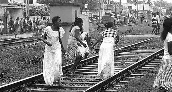 “මල් වගේ” ගැහැණුන් ගේ ගල් ප්‍රහාර!