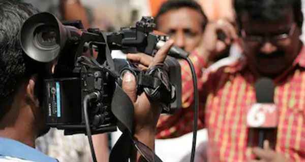 ආයුධ ඇද්ද බවට සැක මාධ්‍යවේදියකුගෙන් රහස් පොලීසිය ප්‍රශ්න කරයි!
