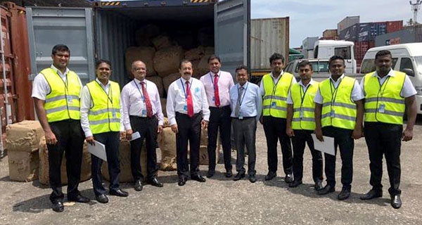 කහ ඇමති කෙනෙක් ඕනෑ කර තිබේ.
