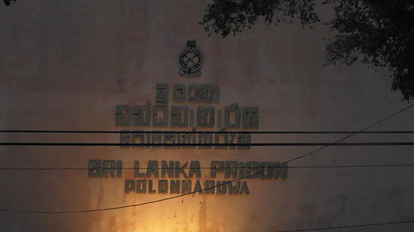 සැකකරුවෙකු වැසිකිලියක් තුළ මියයයි