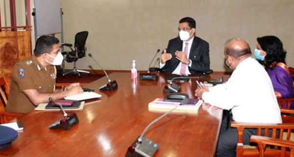 නීතිඥවරුන් පොලීසියට බඳවා ගැනීම පිලිබඳ විරෝධතා!