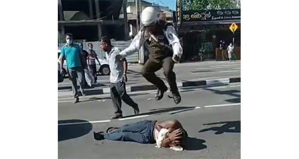 පොලිසිය මහමඟ පුද්ගයෙකුට පහර දෙයි. රටේ නීතිය කෝ ?