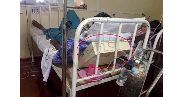 කැබිතිගොල්ලෑව රෝහලේ වෛද්‍ය කණ්ඩායම් ඔක්සිජන් ලබාදීමට දැඩි වෙහෙසක!