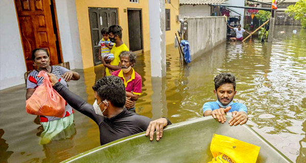 ගම්පහ අවතැන් වුවන්ට සහනාධාර දෙන්න කොටි 06 ක් ගිහින්ලු!