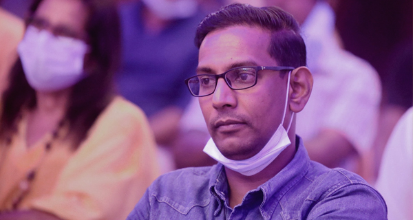 පුරවැසියා නීතිය පිලිබඳ අවබෝධයෙන් අතිශය දුරස් පුද්ගලයෙක් වෙලා! (VIDEO) – සාහිත්‍යවේදී රවී සිරිවර්ධන