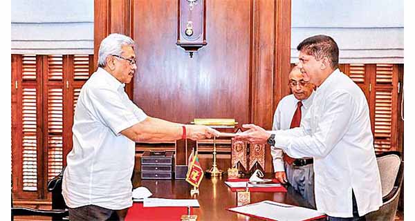 ලොහාන් කැමැත්තෙන් අස් වුණාද? අස් කළාද?