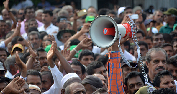 අඳුරු වලාවන් මැද රීදී රේඛාවන් සොයා යාම!  – පිලිප් දිසානායක