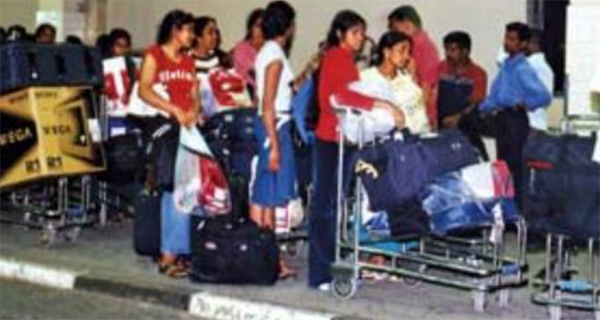 විදේස් ශ්‍රමිකයින්ගෙන් මෙරටට ගලා එන මුදල් 50% කින් අඩු වෙයි.