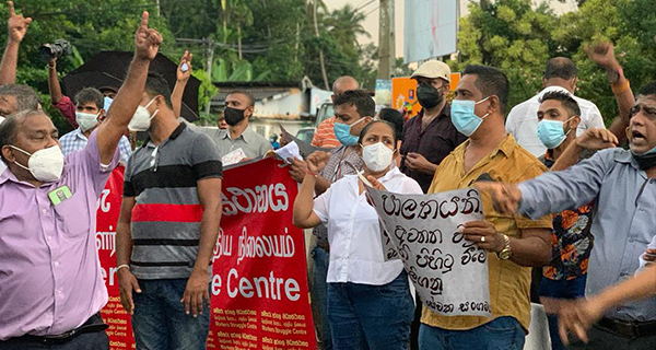 වෘත්තීය සමිති කඩාකප්පල් කිරීමට එලියට දැමු සේවකයින් විරෝධතාවේ.