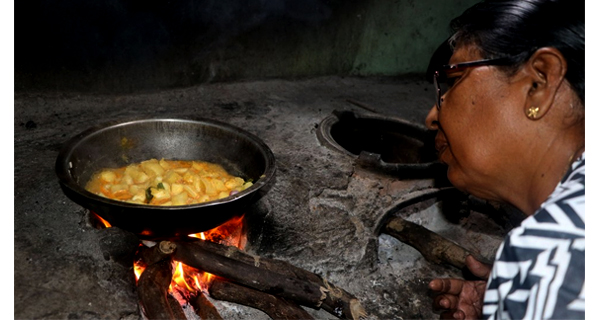 දර ළිපේ කිරිබත් උයන්න ජනතාව තුළ විශාල උද්‍යෝගයක්!