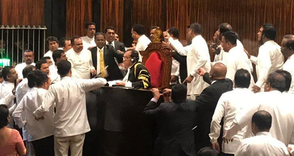 මිරිස් කුඩු ජෝගීන් ආරක්ෂා කළෙත් රනිල්?
