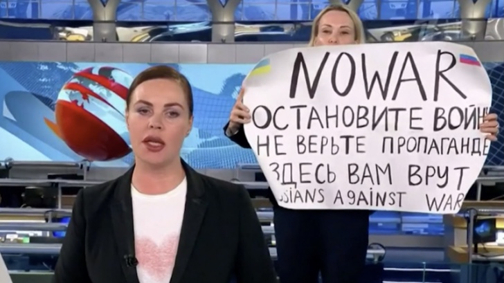 russian journalist on air protestor fined