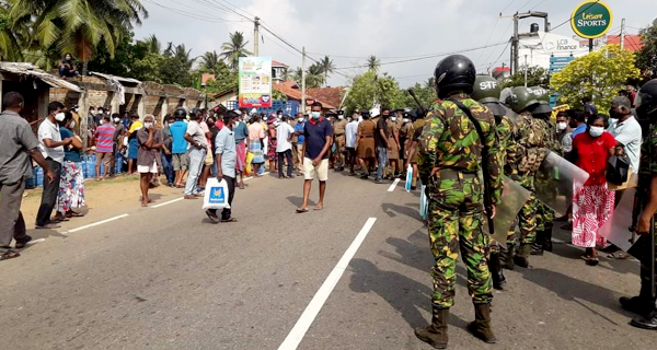 රත්ගම දී මිනිස්සු ගෑස් ලොරියක් නවත්වයි, පාරත් වහලා