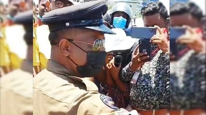 විරෝධයට සහය දැක්වූ පොළිස් නිළධාරියාගේ වැඩ තහනම්
