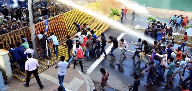 මන්දිරේට ගිය අන්තරේට කඳුළු ගෑස්