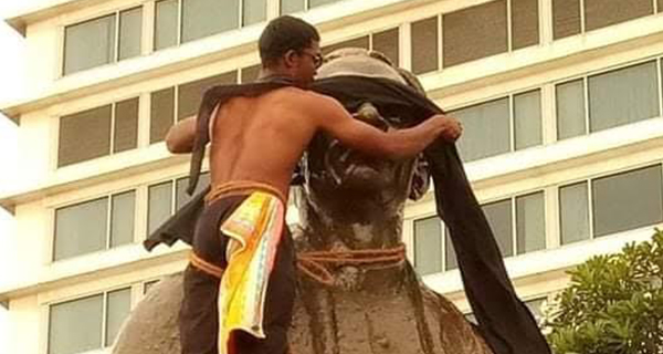 Closing the 'eyes' of the Bandaranaike statue