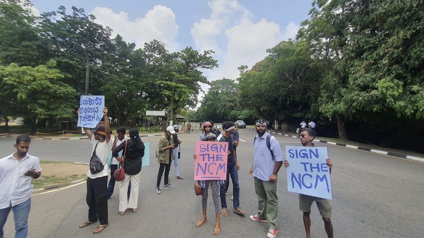 පාර්ලිමේන්තුව අසල විරෝධතාකරුවන් පැහැර ගනී