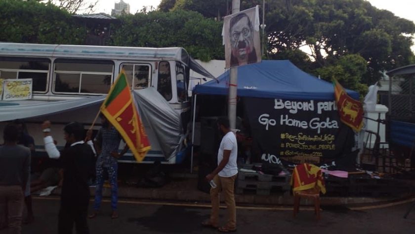 මයිනා ගෝ ගම ඉවත් කෙරේ