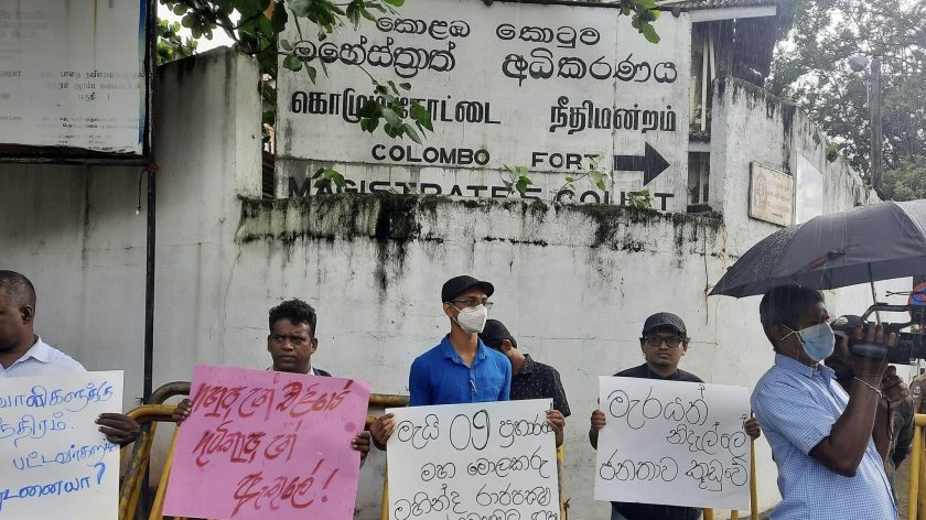 දේශබන්දු අත්අඩංගුවට ගන්න කොටුව උසාවියේ විරෝධතා