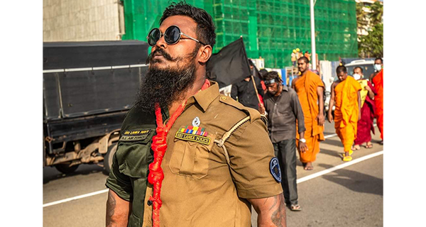 අලුත් කියන්නෙ පරණ එකට