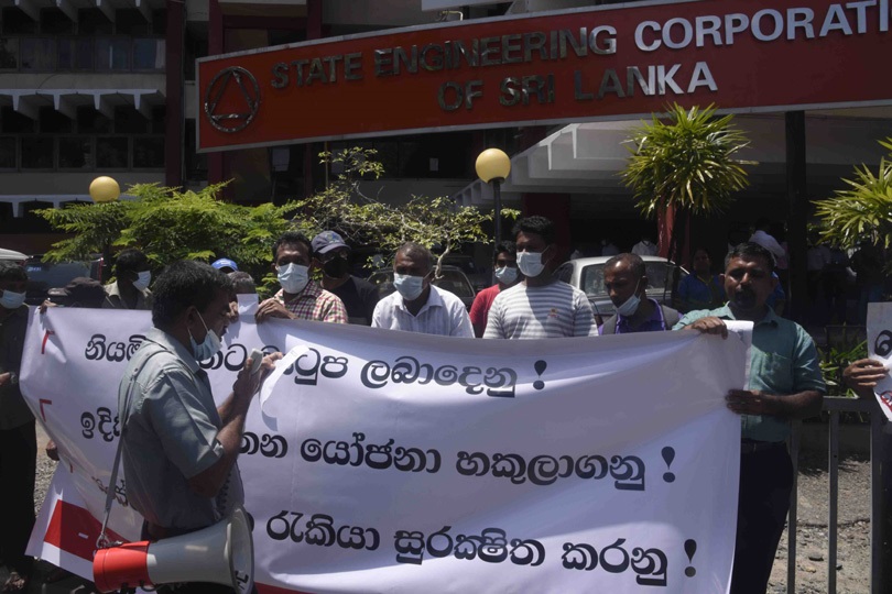 ඉංජිනේරු සංස්ථා සේවකයෝ වැටුප් ඉල්ලා පාරට!