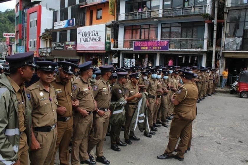 මහින්දට නාවලපිටියේදී දැඩි විරෝධයක්