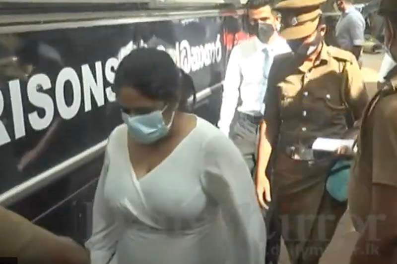 කවුද තිලිනිට දූරකථනයක් දුන්නේ?
