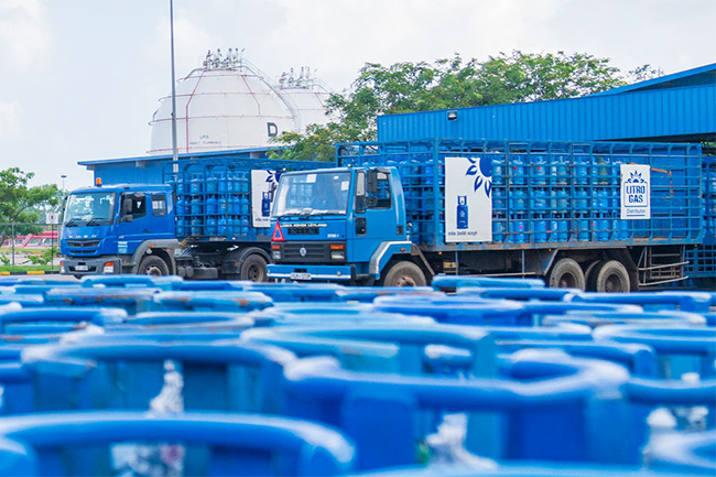 ගෑස් නෞකා දෙකක් දිවයිනට