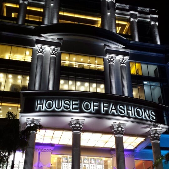 House of Fashions පාරිභෝගිකයෙක් ට සලකයි..!