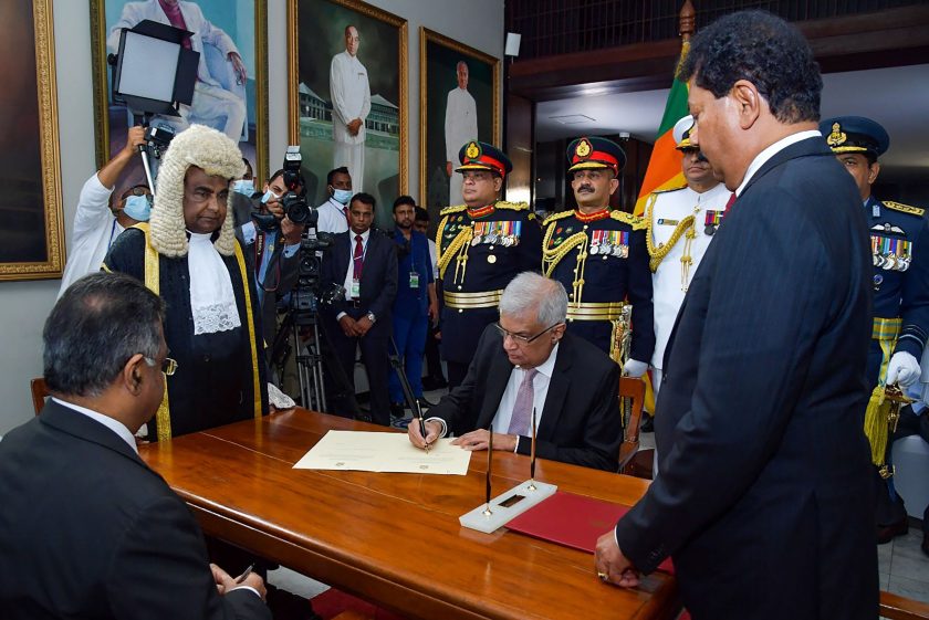 වික්‍රමසිංහ ජනාධිපතිවරයාගේ ‘සුජාත භාවය’ වෙනුවෙන් හිටපු පාර්ලිමේන්තු මහලේකම්වරිය පෙනී සිටීම