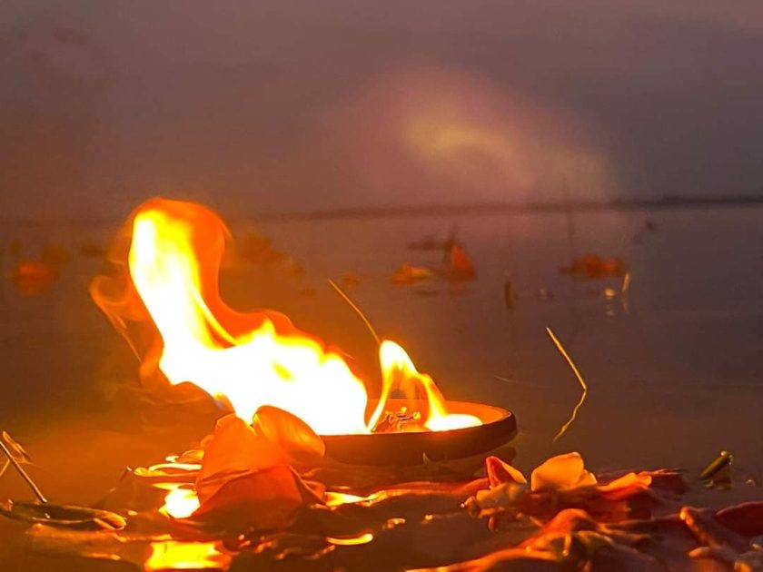 අද මැයි 18, ඔබ එන විට සුදු මල් රැගෙන එන්න..!