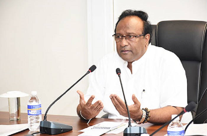 සුදු හමට ඇඹරෙන්න ඕන නෑ! – අමාත්ය සරත් වීරසේකර