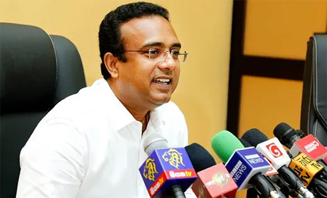 ආර්ථිකයත් රටත් වැටෙනකම් රටේම පිරිසක් බලාගෙන සිටිනවා!