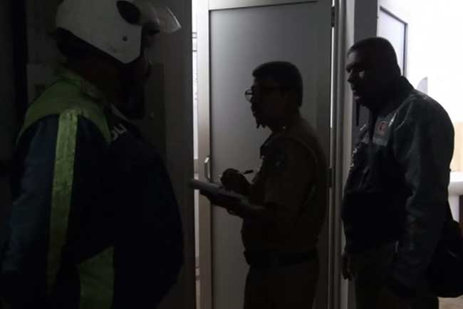 ගම්පොල අධ්යාපන කාර්යාලයේ වැසිකිළියක් තුළ මළ සිරුරක්