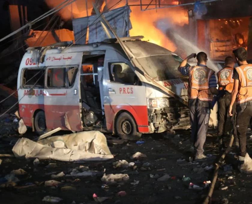 පලස්තීන රෝහල ඉදිරිපිටදීම, රෝගීන් සහිත ගිලන් රථවලට ඊශ්රායලය පහරදෙයි – 13 දෙනෙකු මරුට