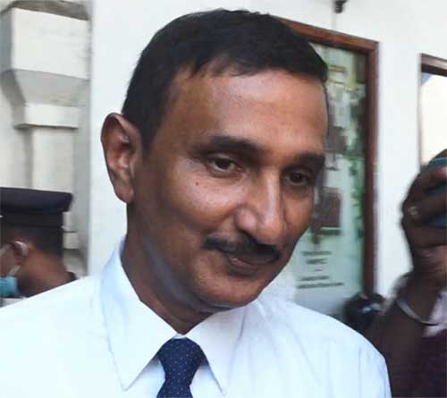 ඊයේ දවසේදී සිරගත වෙන්නේ සෞඛ්‍ය ලේකම්වරයා පමණක් නෙවේ…