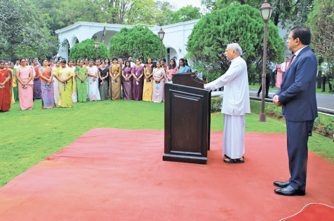 කුමන ප්රවෘත්ති පැතිර ගියත් රාජ්ය සේවකයන් ගෙදර යවන්නේ නැහැ…