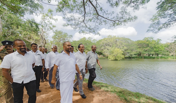ගොවීන් අතට ‘ගිනි අවි‘ දෙන්න යන කෘෂි ඇමති…