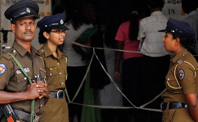 බස් රථ වලට සිවිල් ඇඳුමෙන් සැරසුනු පොලිස් කණ්ඩායමක්