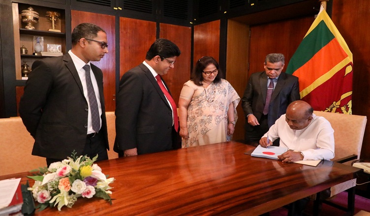 ඔන්ලයින් නීතියට කථානායක අත්සන – අද සිට පනත ක්රියාත්මකයි…
