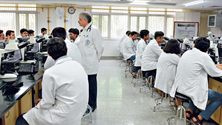 ඉන්දියාවේ වෛද්‍ය විද්‍යාල බාලද?