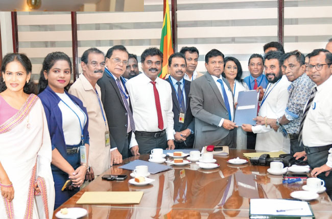 කලාකරුවන්ගේ වෘත්තීය අයිතිවාසිකම් සුරැකීමට සැකසූ දළ පනත් කෙටුම්පත අධිකරණ ඇමැති අතට…