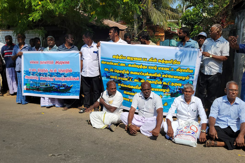 ඉන්දීය ධීවර කොල්ලය නවතන ලෙස පොරොන්දු ඉල්ලා යාපනයේ උපවාසයක්…