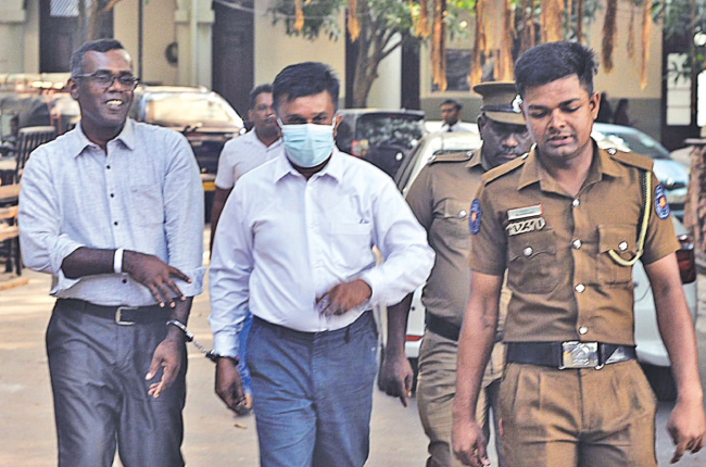 විකට් පොල්ලෙන්, එස්ලෝන් බටෙන් විසඳෙන ලංකාවේ අපරාධ පරීක්ෂණ