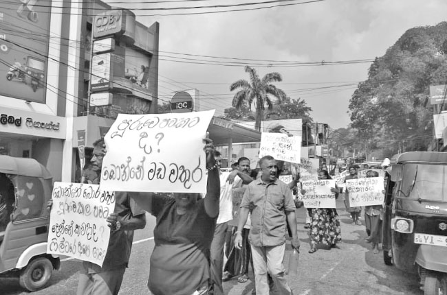 අවිස්සාවේල්ලේ බොන වතුරට ජනතා විරෝධය…